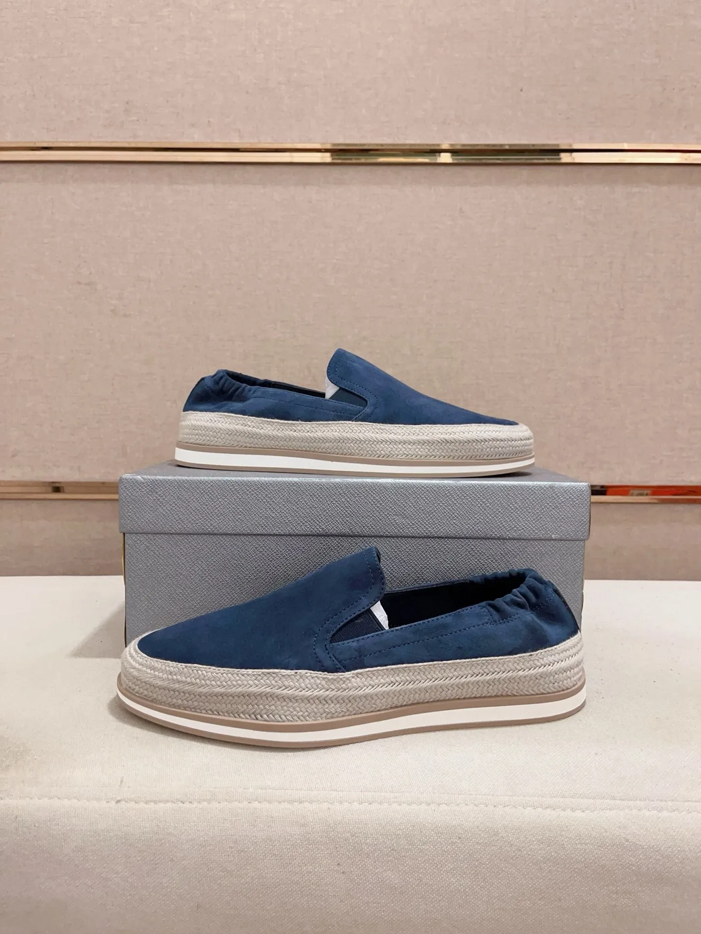 Men's shoes 💰 540💰 ✔️✔️✔️Higher version High-quality new PRADA (Prada) counters are launched at the same time. The new men's shoes and 😘 fabrics are made of high-tech glue-making technology. Lining: Full cowhide lining. 👍🏿 High-end ☄️ air-cushion molded anti-slip rubber outsole, exquisite lines, simple and elegant, comfortable and high-end for leisure travel. Code number: 38 to 45